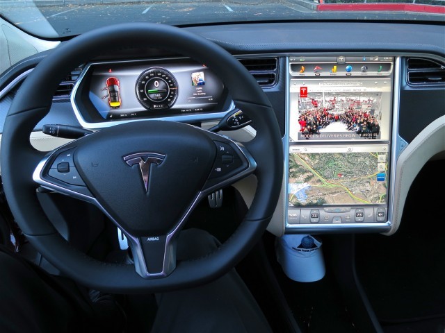 2012 tesla model s display screen photo